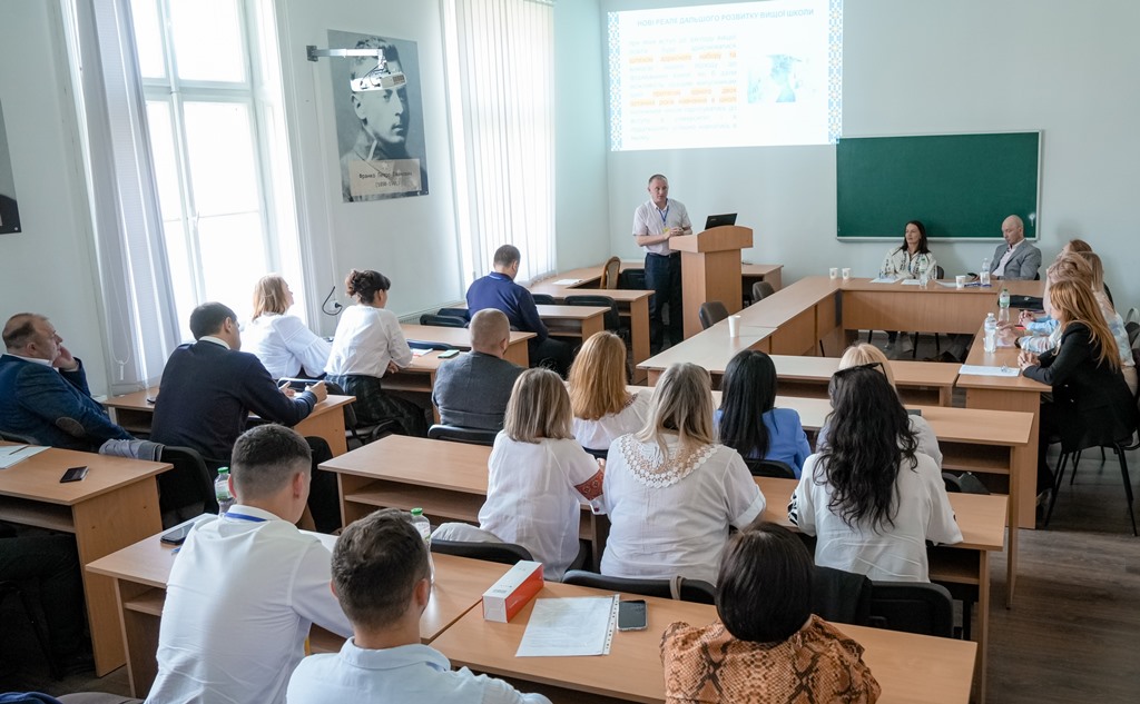  Доцент Андрій Огнистий виступив в якості спікера дискусійного столу.jpg